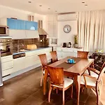 Blue With Bbq, Wifi And Stunning View * Celina