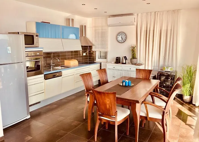 Blue With Bbq, Wifi And Stunning View * Celina